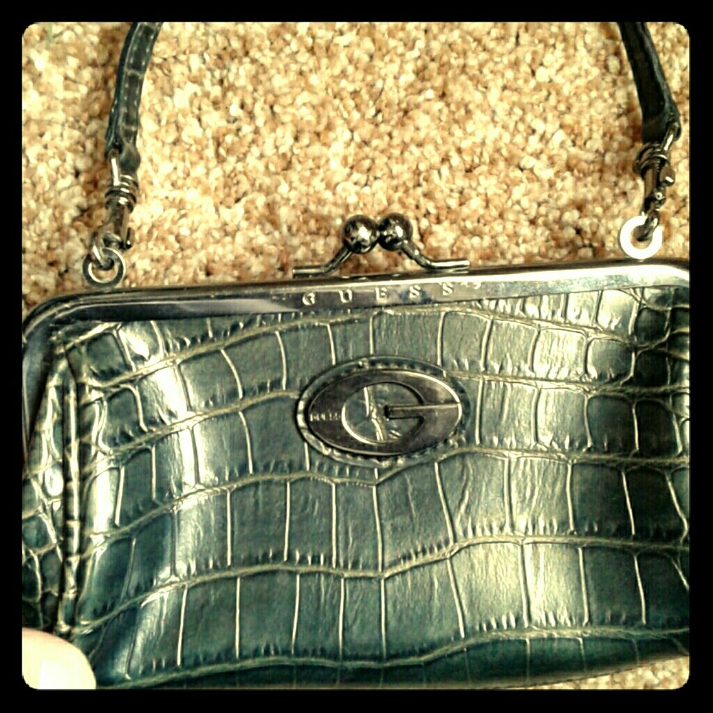 Guess clutch